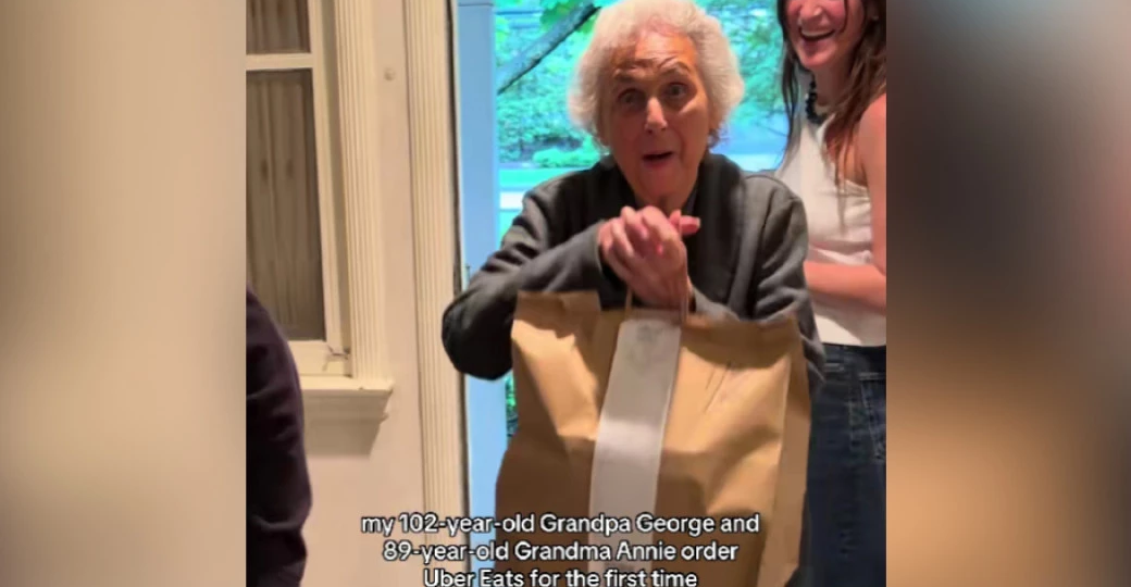 В сети завирусилось видео, как внучка учит 102-летнего дедушку и 89-летнюю бабушку пользоваться сервисом для доставки еды