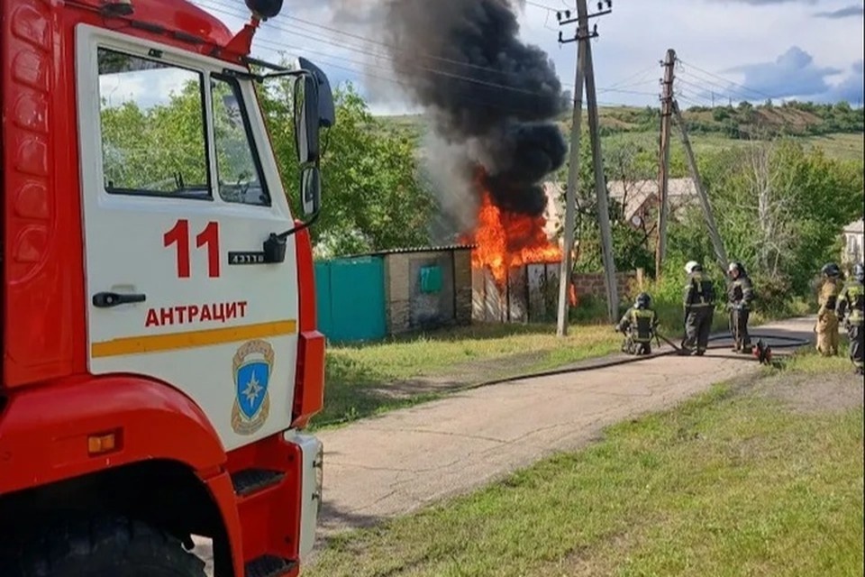    В Антраците спасатели МЧС России не допустили пожара в жилых домах. ФОТО: МЧС России