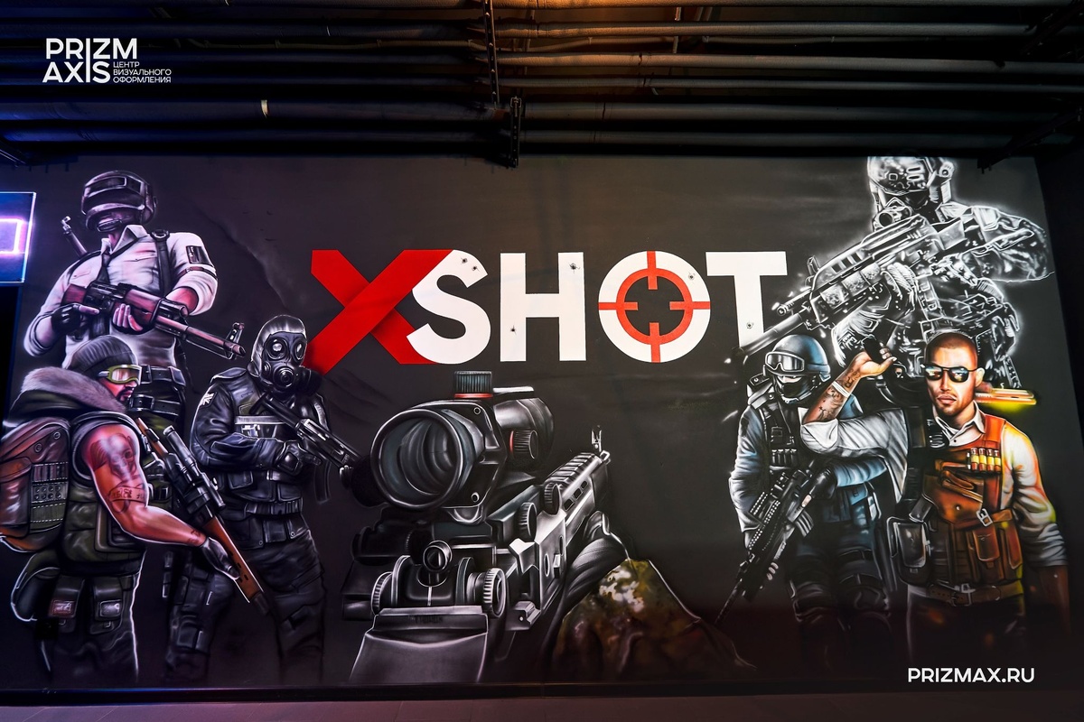 Центральная стена с персонажами и логотипом киберклуба XSHOT 