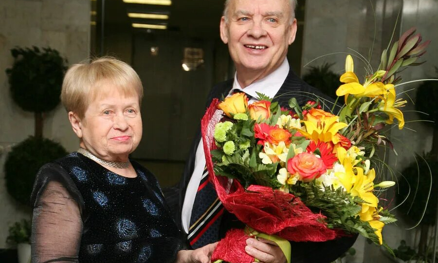 Кто сейчас присматривает за Александрой Пахмутовой и помогает ей с делами