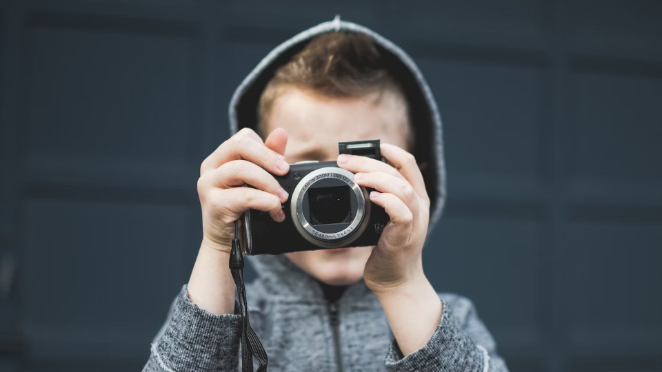 Лучшие детские фотоаппараты. Фото: Kelly Sikkema, unsplash.com
