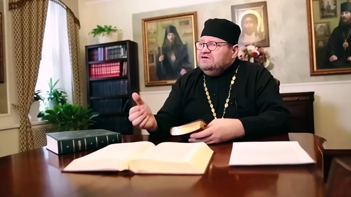 Олег Стеняев — протоиерей, клирик храма Рождества Иоанна Предтечи в Сокольниках (г. Москва), богослов, проповедник, миссионер, публицист, писатель, руководитель Центра реабилитации жертв нетрадиционных религий имени Алексея Хомякова.