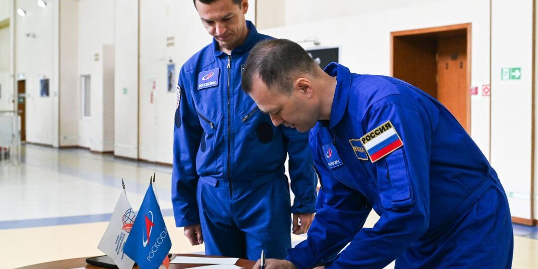 Космонавты Роскосмоса Дмитрий Петелин и Константин Борисов, российские члены дублирующего экипажа МКС-75, сдают те же экзамены, что и