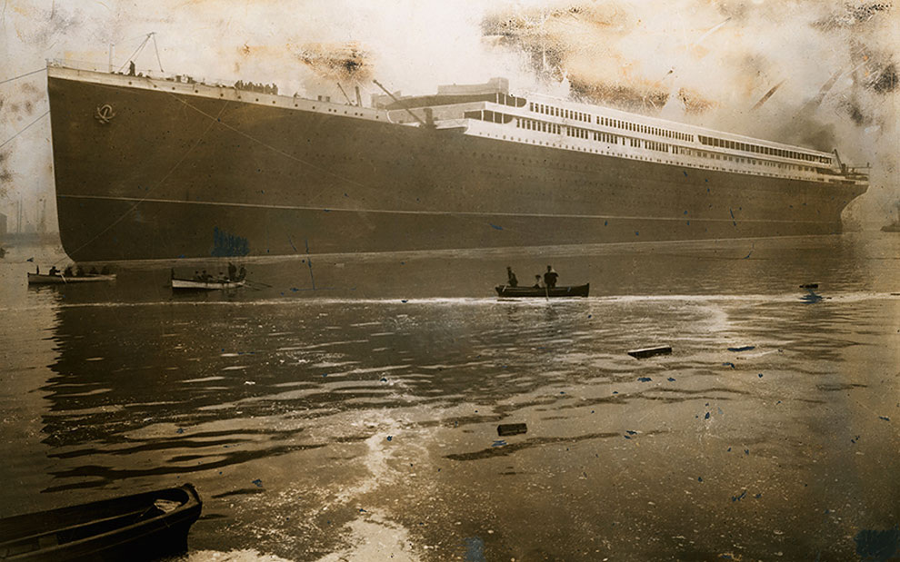 В 1914 году в Белфасте с верфи спускают на воду «Британник», огромный британский пароход, однотипный с «Титаником». Через два года «Британник» затонул, столкнувшись с немецким минным полем в Средиземном море.