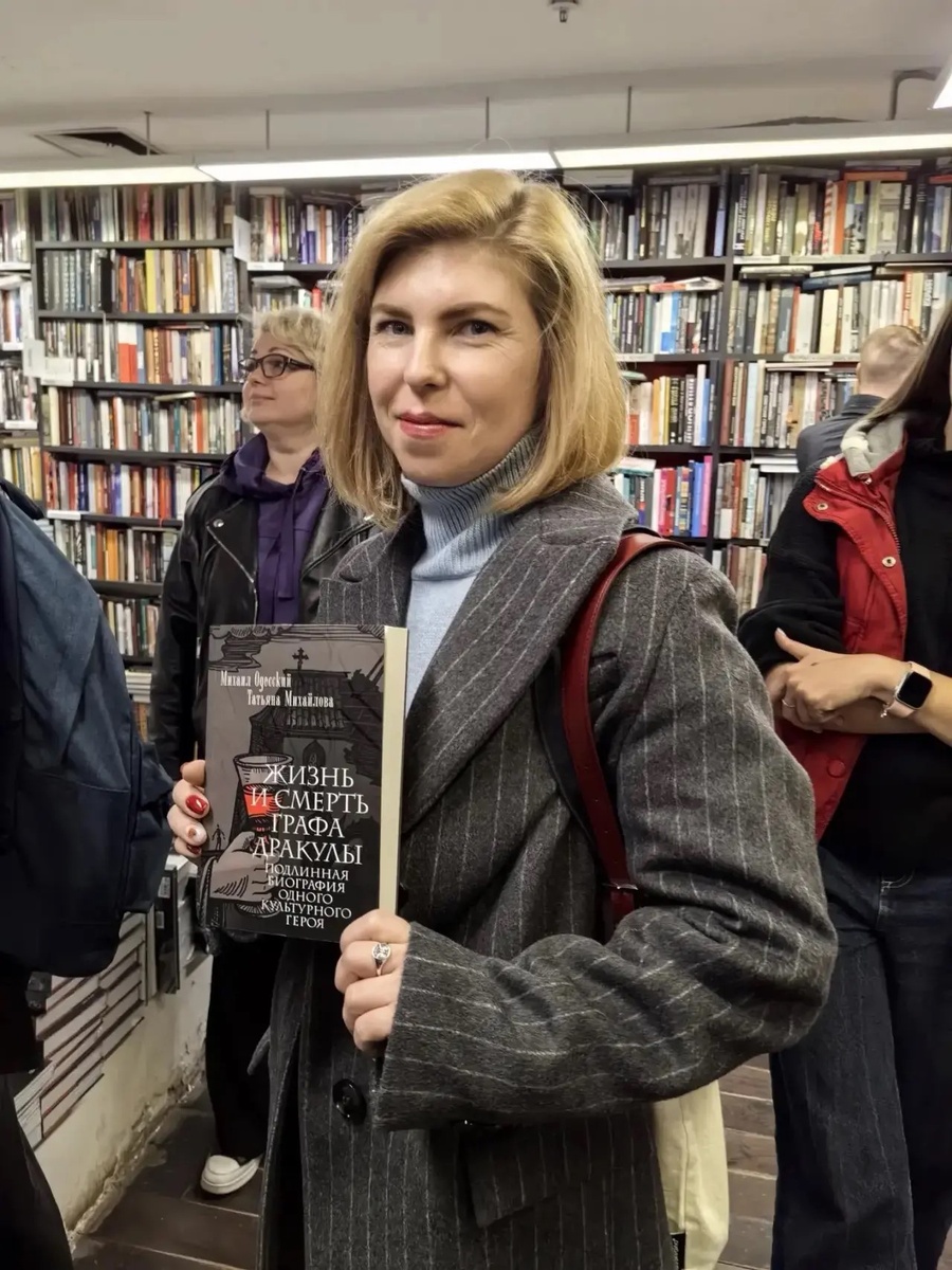 Когда попадаешь в независимый книжный с авторской подборкой книг, то глаза разбегаются. Хорошо, что знающие люди помогут соориентироваться. На фото я с книгой, которая меня заинтересовала.