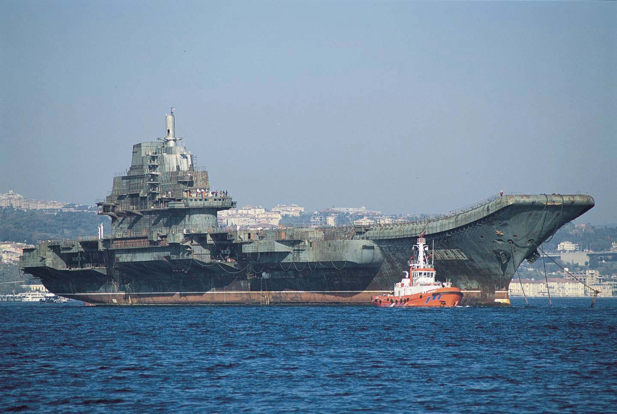 Буксировка авианосца "Варяг" через Босфор, ноябрь 2001 года.