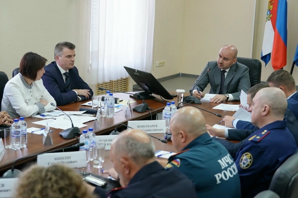   Глава региона поручил правительству области за месяц подготовить комплексный план по стабилизации и поддержанию приемлемого уровня цен на социально значимые товары. Фото: Андрей Савельев