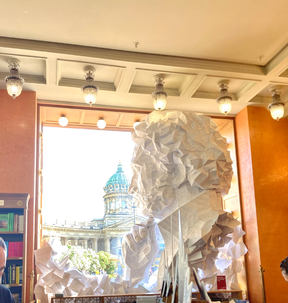 Инсталляция в Доме Книги. СПБ, июнь 2026 года. Фото автора.