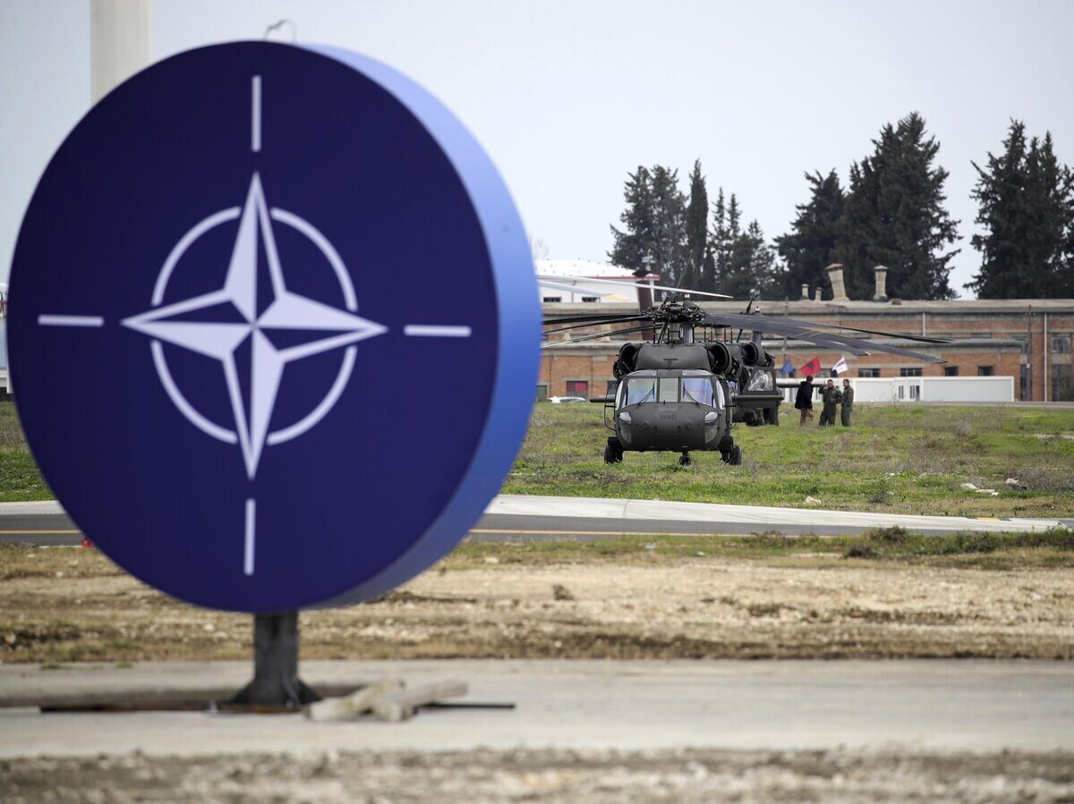   Военные вертолеты на авиабазе НАТО Кучова в Албании | © AP Photo / Armando Babani