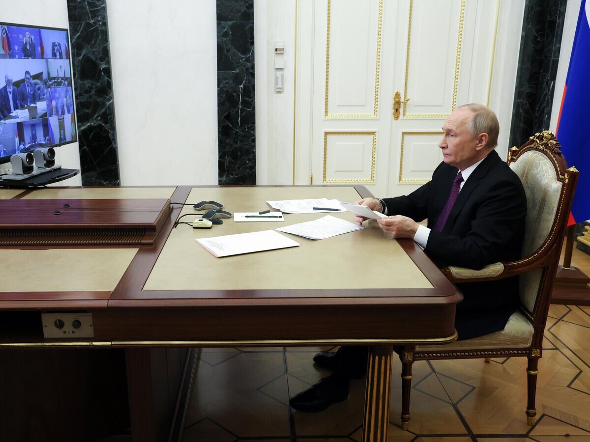    Президент РФ Владимир Путин в режиме видеоконференции проводит заседание Совета по реализации государственной политики в сфере поддержки русского языка и языков народов России | © РИА Новости / POOL
