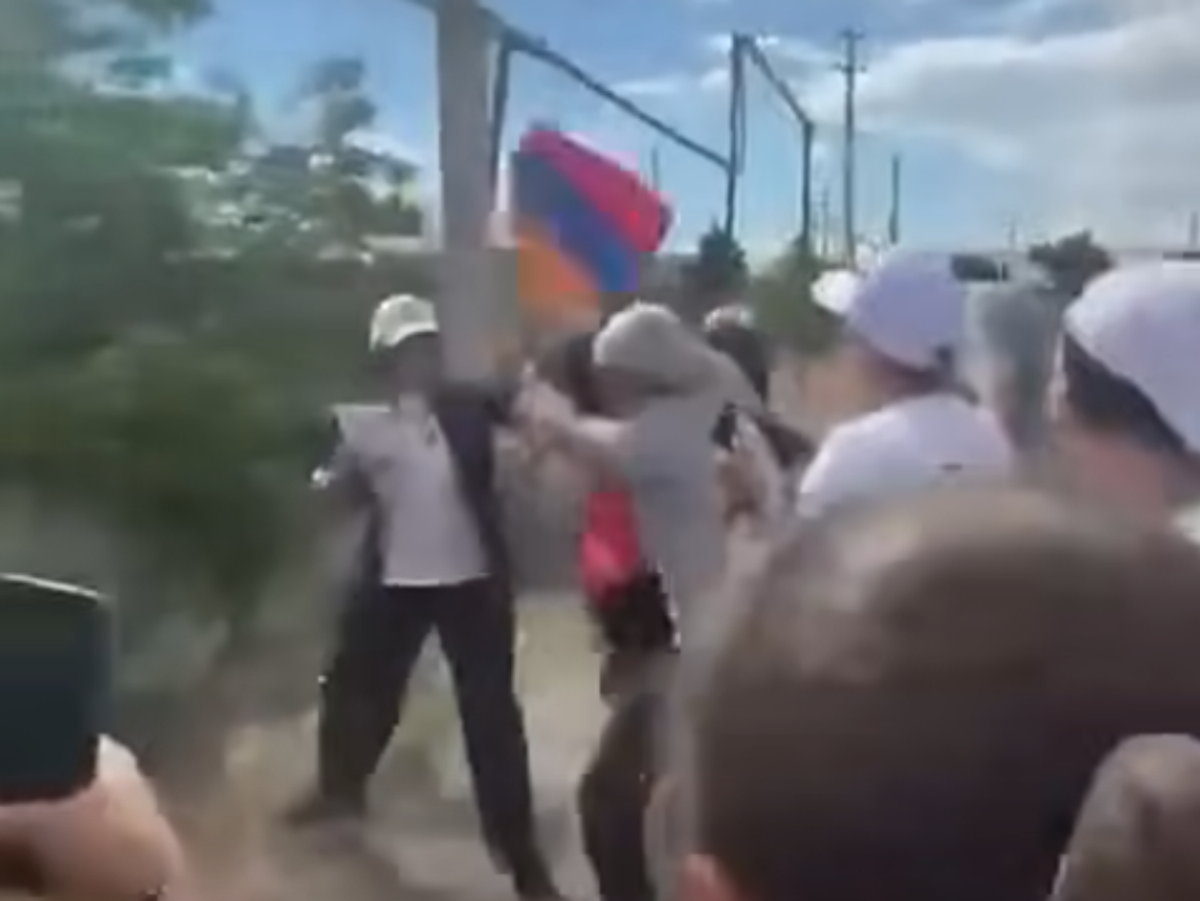    Стычка между сторонниками партии "Гражданский договор" и представителями альянса "Сильная Армения" в селе Мармарашен | © Соцсети