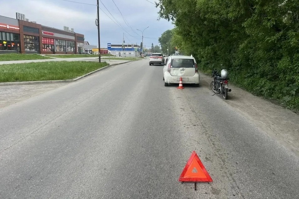    Подросток на мопеде попал в ДТП на улице Магистральной в Новосибирске. Фото: ГАИ Новосибирска