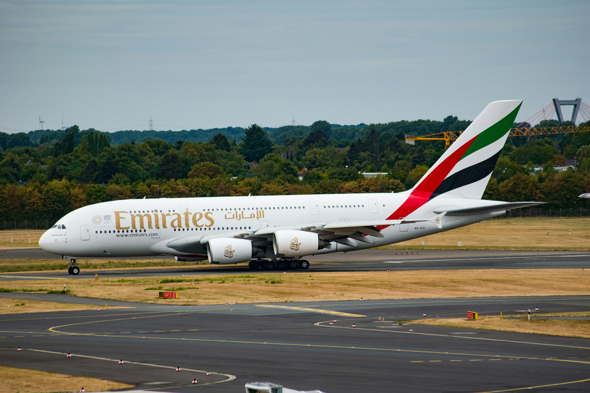 За сервис Emirates берёт соответствующую плату: перелёт экономклассом между Москвой и Дубаем стоит больше 40 000 ₽. Фото: Tim Dennert / Unsplash