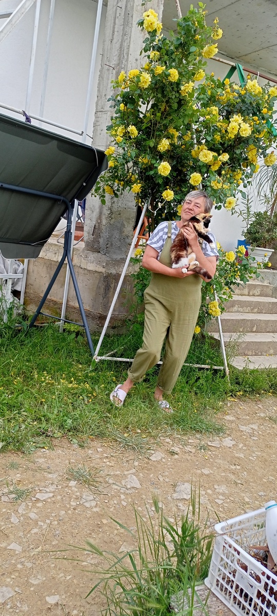 Это мы с Мыней у крыльца