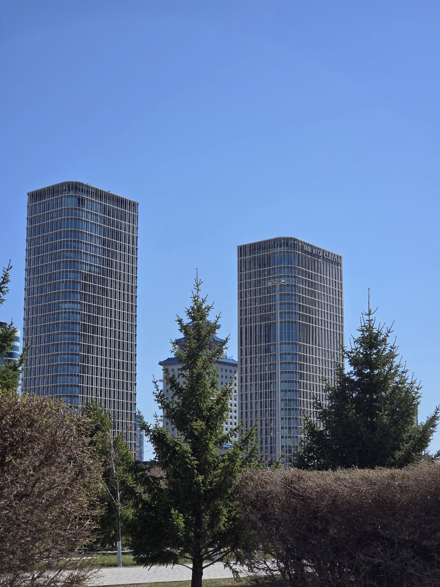 The Ritz-Carlton Astana издалека. Правая башня - отель, левая - элитные высотки Talan Towers. Объеденине торговой галареей с бутиками