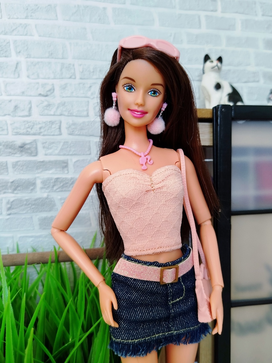 Celebration Cake Barbie (brunette) 1999
