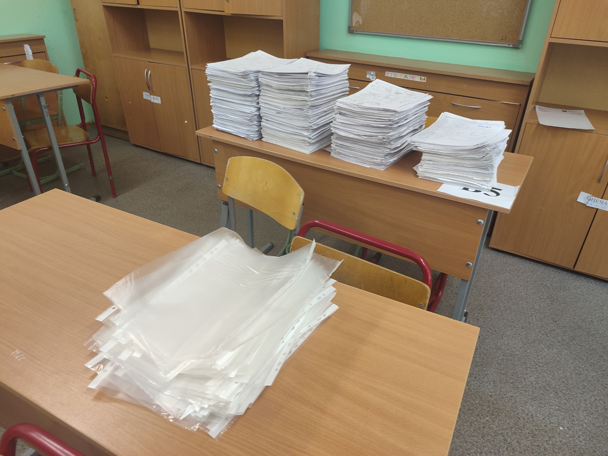 На Ближнем столе - файлики, в которые кладутся работы. 