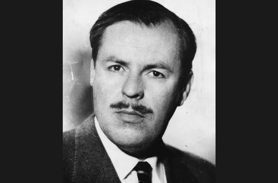 Гревилл Винн. Связной. Возил инструкции и забирал плёнки. Его арестовали в Будапеште.