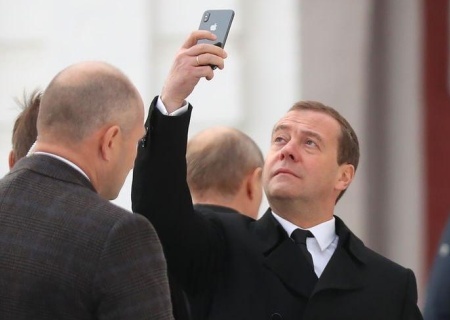   Шёл пятый год СВО, а элита на «яблофонах». В сети обсуждают «дыры» в смартфонах чиновников