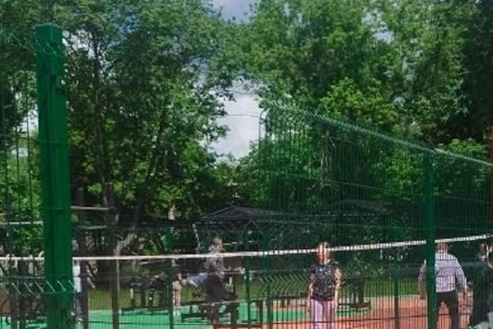    Неизвестные повредили ограждения на спортивных площадках и детское игровое оборудование. Фото: ТГ/Кулемзин