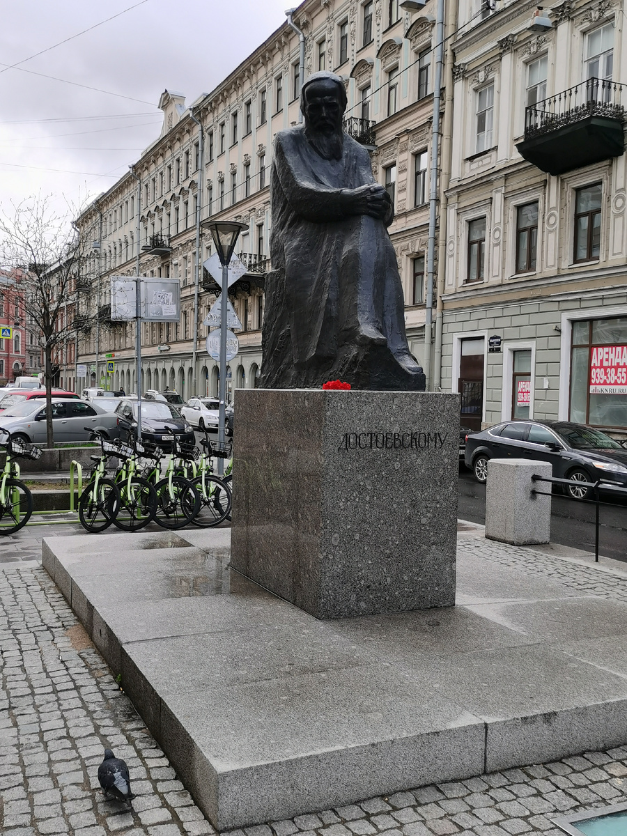 Памятник Достоевскому в Санкт-Петербурге