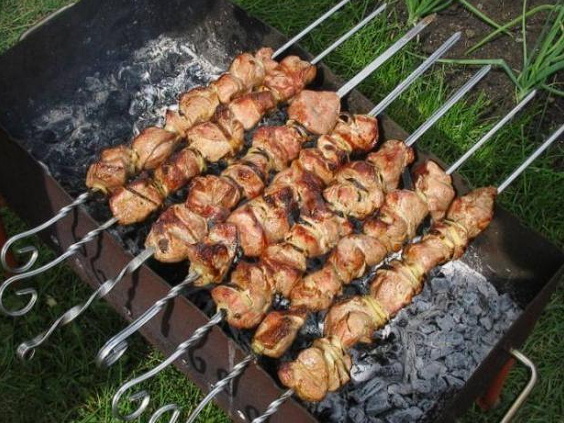 Обычный дачный шашлык, который превращается в тяжелый камень для желудка, если запить его ледяным напитком из холодильника. 1000.menu