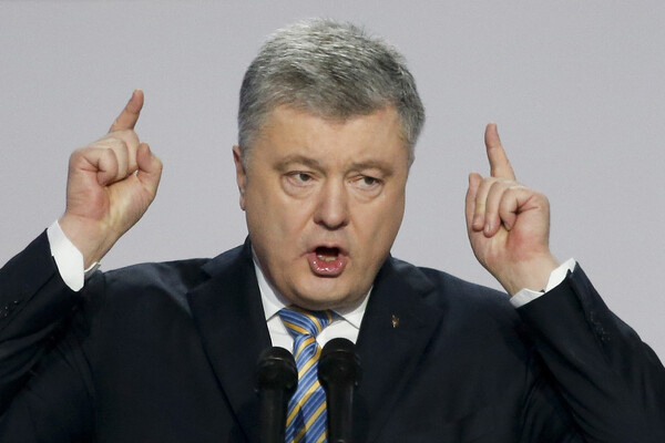 Президент Украины Петр Порошенко во время выступления на встрече со своими сторонниками в Киеве, Украина, 29 января 2019 года / Efrem Lukatsky/AP   📷