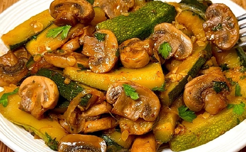 Кабачки с грибами в сливочном соусе: насыщенный вкус без мяса  