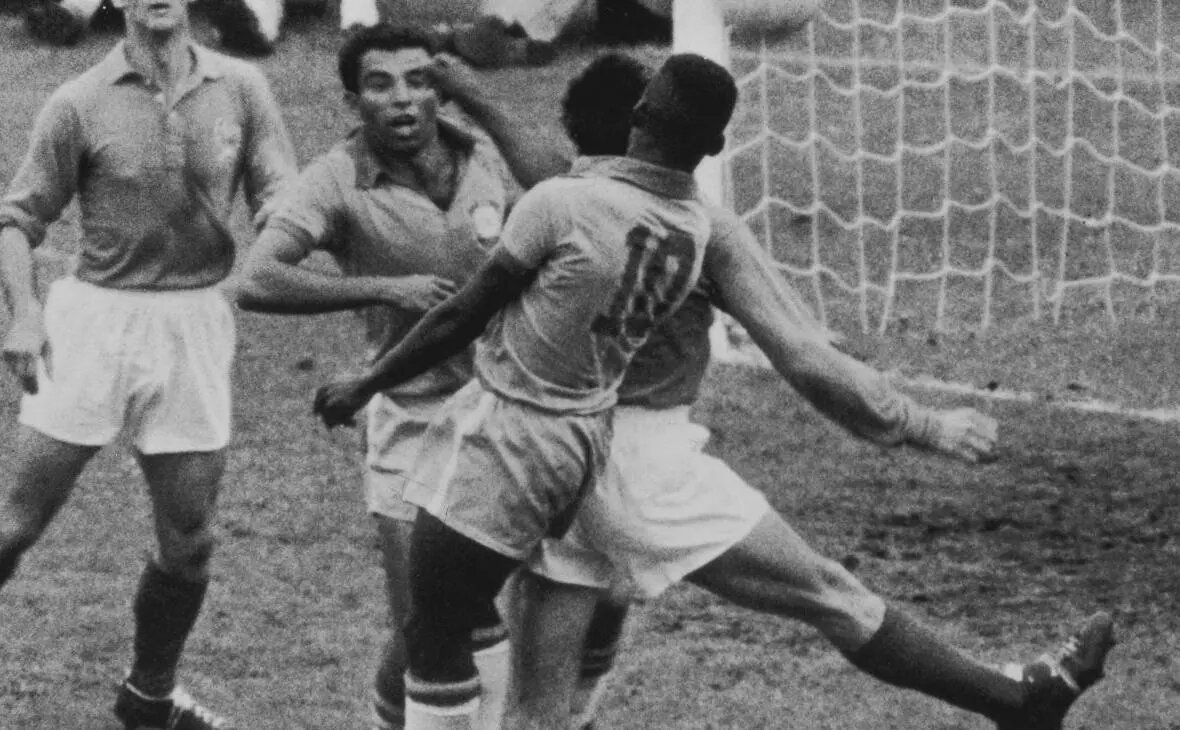    Источник: Пеле на ЧМ-1958 в той самой майке с номером 10 , когда Бразилия также обыграла Францию со счетом 5:2 в полуфинале Фото: Keystone / Hulton Archive / Getty Images. rbc.ru Кирилл Степанов