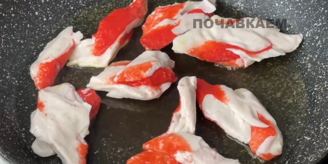 Бросаю крабовые палочки в кипящее масло. Настоящий деликатес за копейки. Ни у кого подобного рецепта еще не встречала