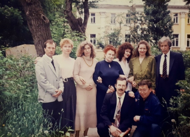 На илл.: Семинар прозы Высших литературных курсов Литературного института им. А. М. Горького. Слева направо: Михаил Волостнов, Валентина Пахомова, Наталья Лаврецова, Нина Аверьяновна Малюкова, Юлия Старцева, Светлана Блохина и Евгений Евгеньевич Чернов – руководитель семинара. Первый ряд слева направо: Евгений Калачев, Сергей Карачаков. 1996 г.
