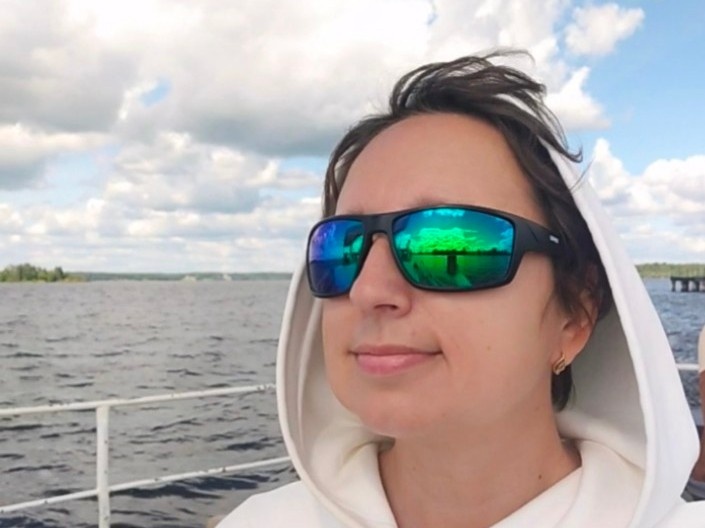 Все нормально болеют, а я такая побежала, волосы назад