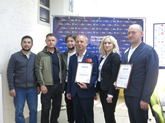 Участники конкурса вместе с начальником управления министерства труда и социальной защиты населения Рязанской области Еленой Коротаевой