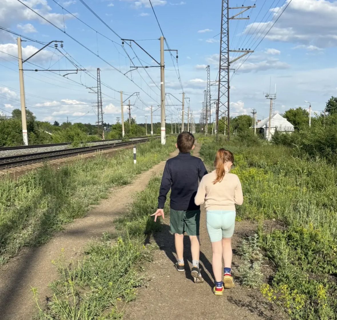 В городе прогулка по домофонам, за городом — по электроопорам. Ничего необычного 