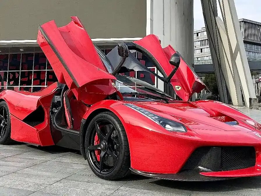 По материалам Locpit.ru - https://locpit.ru/products/ferrari-laferrari-2016-che168-45219611