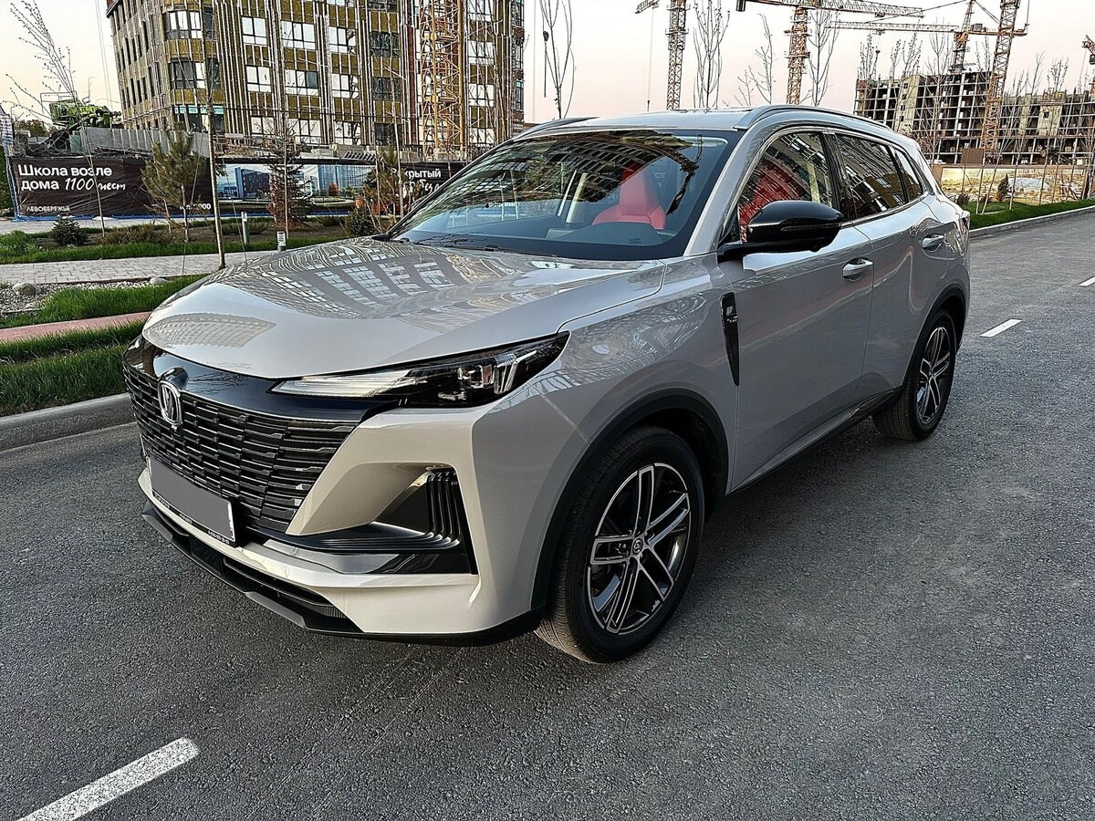 Changan CS55 Plus:Кроссовер Changan CS55 Plus (он же Uni-S на нашем рынке) ворвался в топы продаж РФ в прошлом году, разойдясь тиражом почти в 38 000 экземпляров . Но в 2026-м модель пережила серьезную рокировку: пока одни рынки довольствуются легким рестайлингом, для России китайцы приготовили сюрприз с приставкой 4WD.