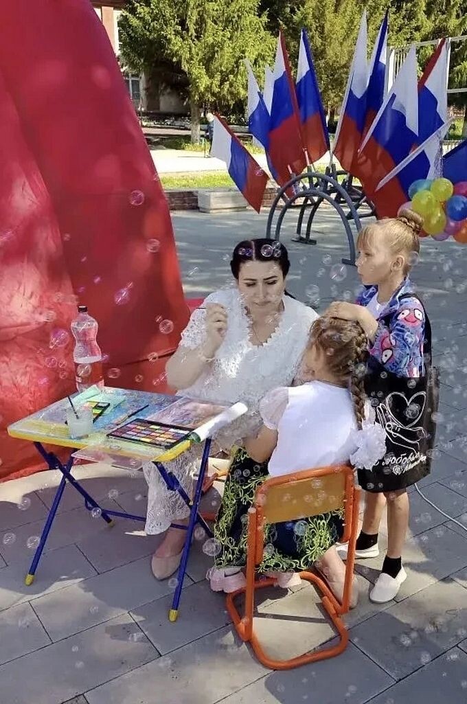 Кузянина Анастасия Александровна наносит девочке аква-грим