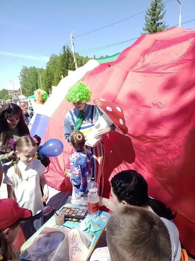 Посетители подходят к столику с аква-гримом