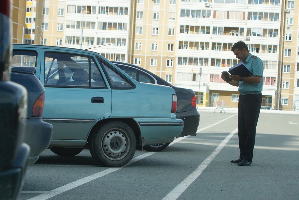   После угрозы ареста авто сибиряк сам пришел в отделение и полностью оплатил долг. Алексей БУЛАТОВ