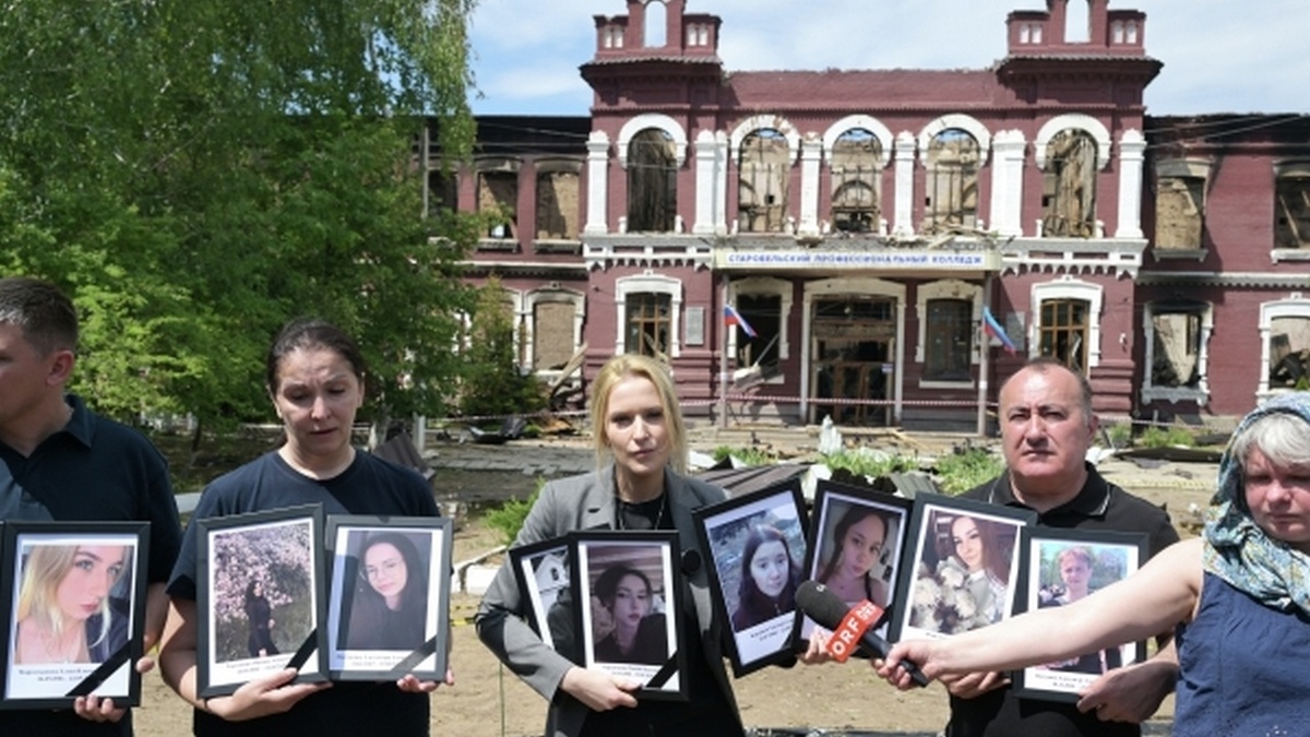    Уполномоченный по правам человека в России Яна Лантратова (в центре) демонстрирует фотографии жертв удара ВСУ представителям СМИ из 19 стран на месте трагедии в Старобельске.