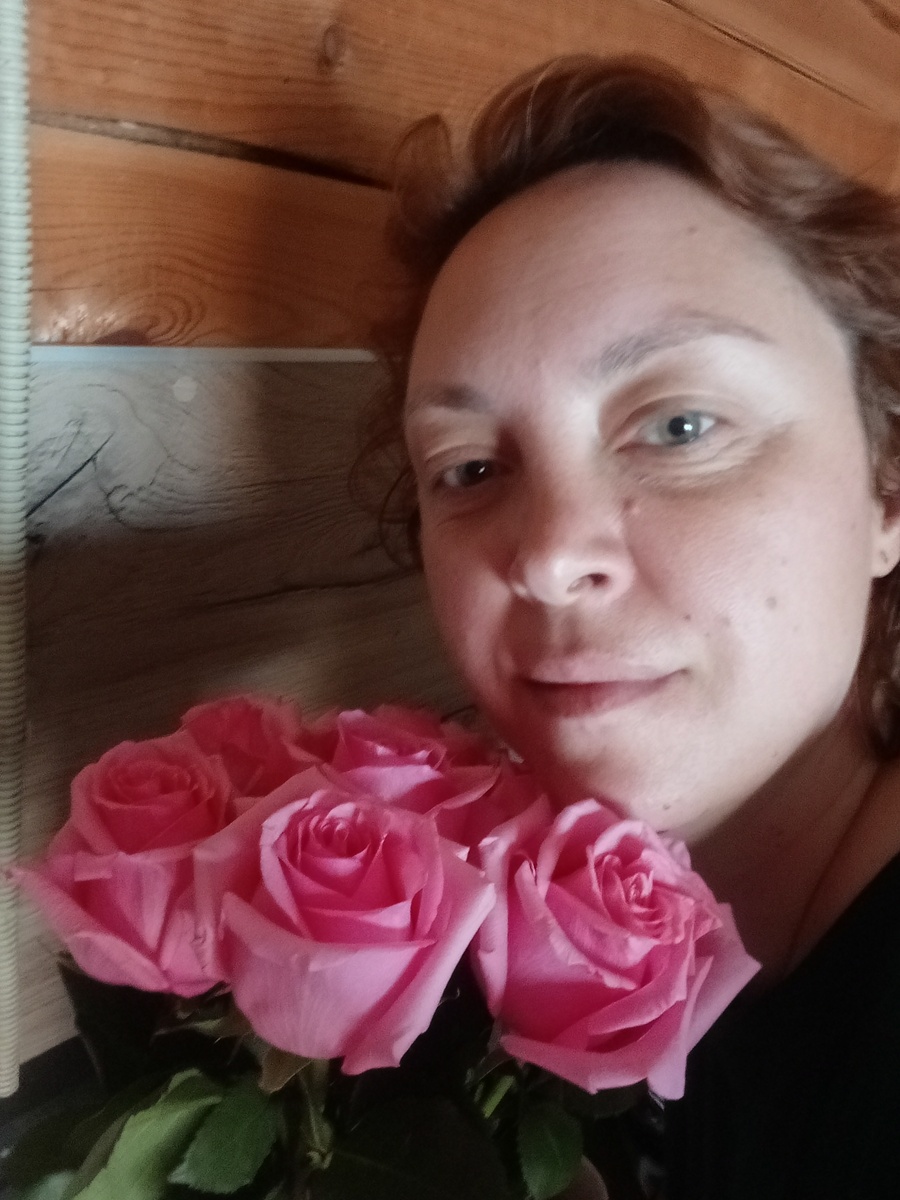 Мое сонно-довольно-уставшее лицо, на фоне презента🌷