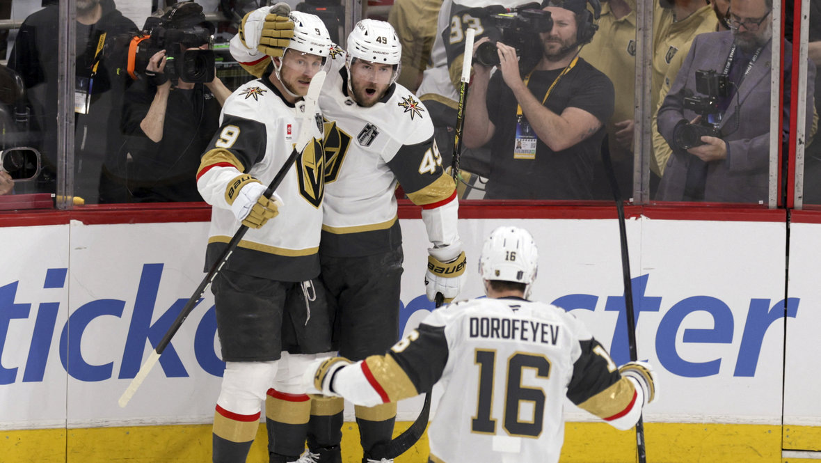   Джек Айкел и Иван Барбашев после гола.Imagn Images USA Today Sports