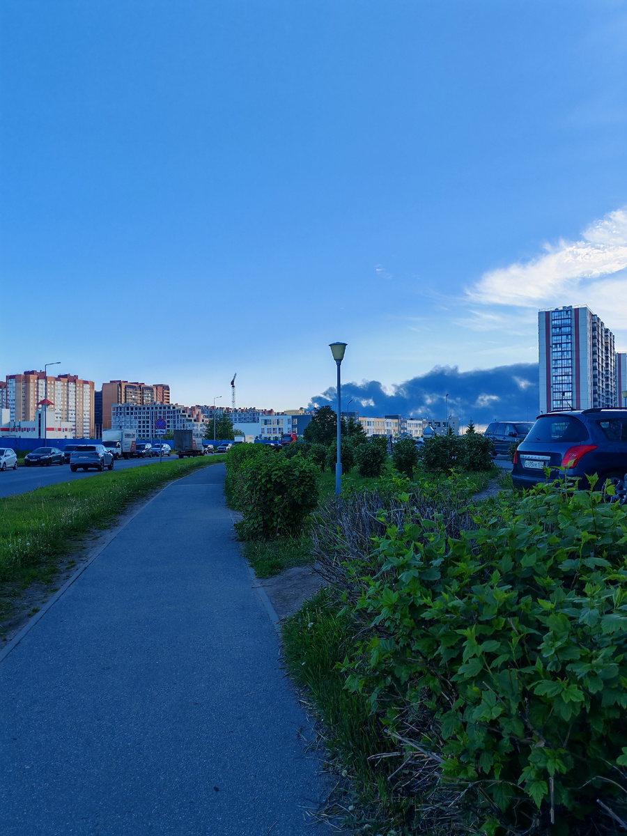 Густой чёрный дым стелется над городом.