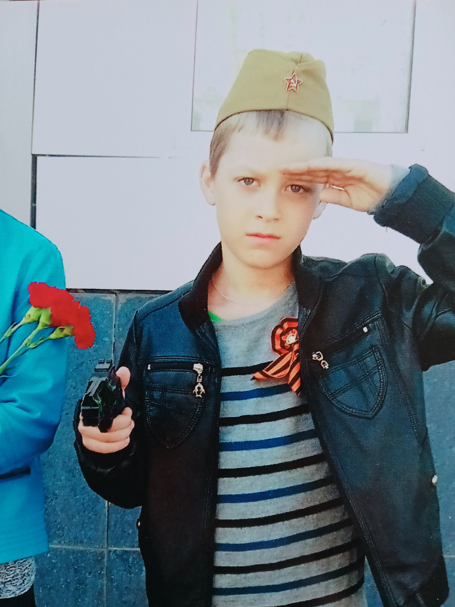 Хотя сегодня смотрела старые фотки и наверное увлечение военной атрибутикой началось с детства