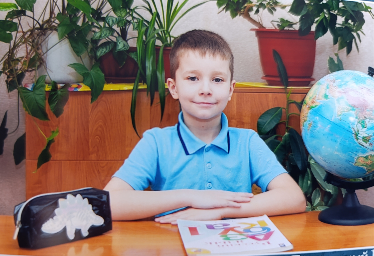 Вадим: Два красавчика на фото - я и динозавр на пенале