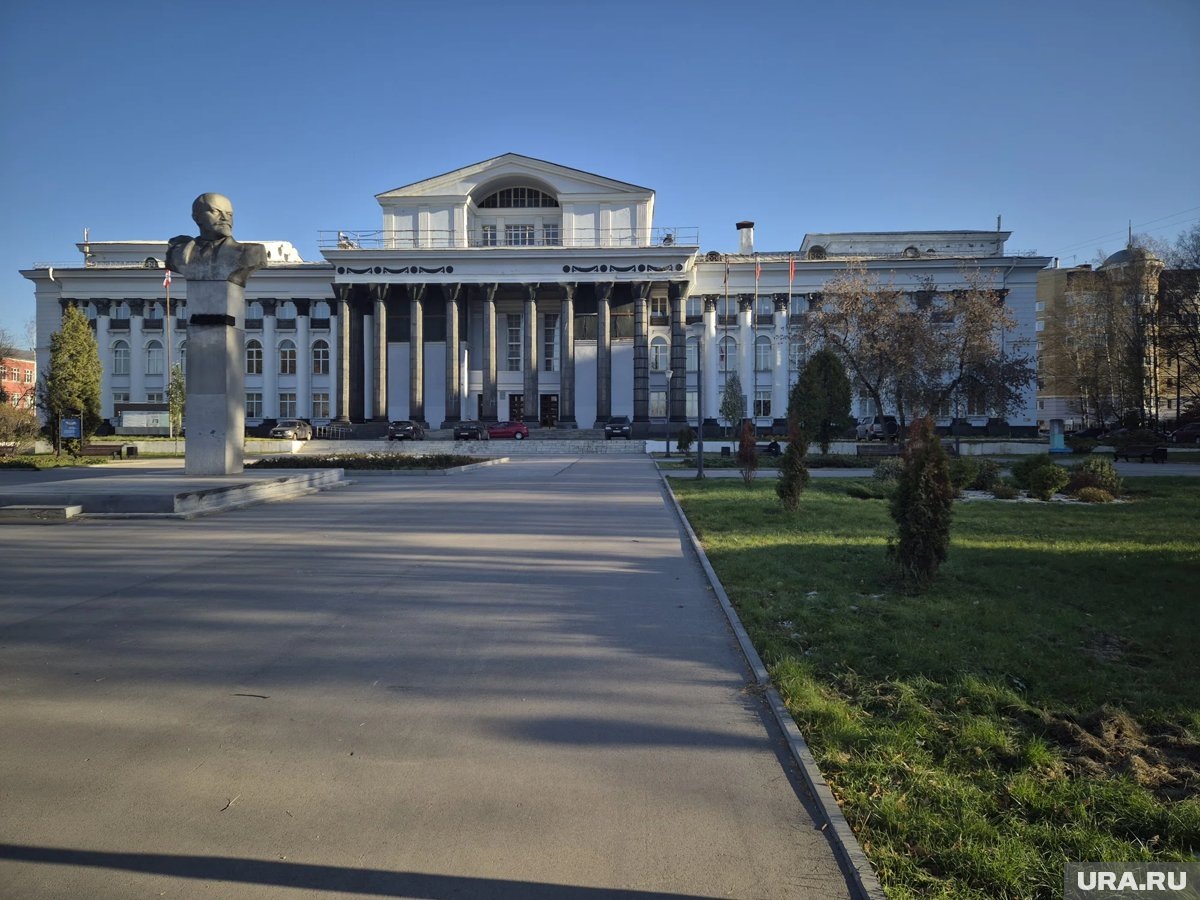     Власти Перми не могут получить здание ДК Ленина в собственность много лет