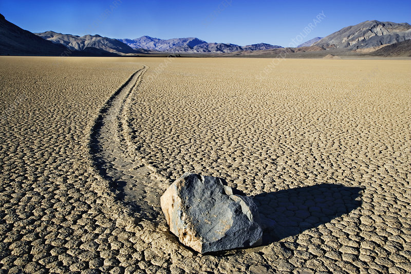 Изображение взято с сайта https://media.sciencephoto.com/image/c0065505/800wm/C0065505-Sliding_rock_at_the_Racetrack_Playa.jpg