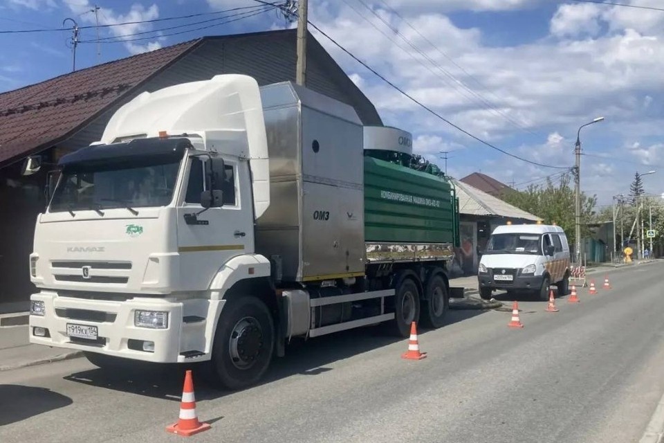    Спецтехника уже приступила к очистке ливневой канализации на улице Волочаевской. Фото: мэрия Новосибирска.