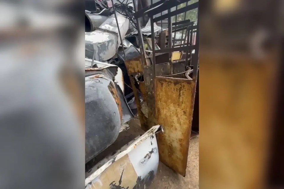    Мужчина по имени Павел нашел конструкцию вывески на пункте приема. Фото: «Надо сохранить»