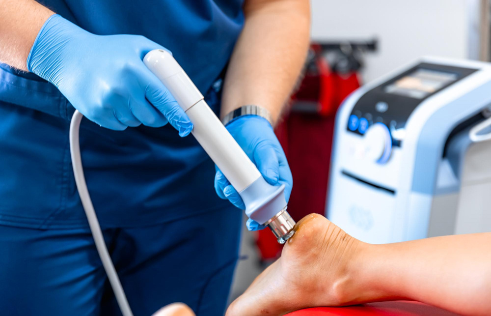 источник https://www.magnific.com/premium-photo/physical-therapy-foot-with-acoustic-shock-waves-close-up_64906943.htm